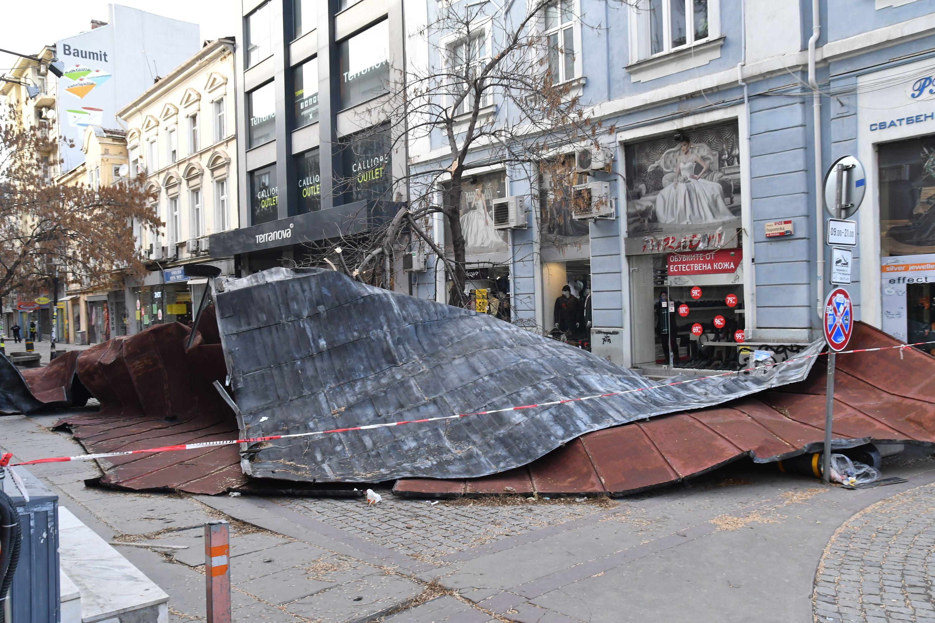 Вятърът събори покрив на сграда на ул. ”Пиротска” в София
