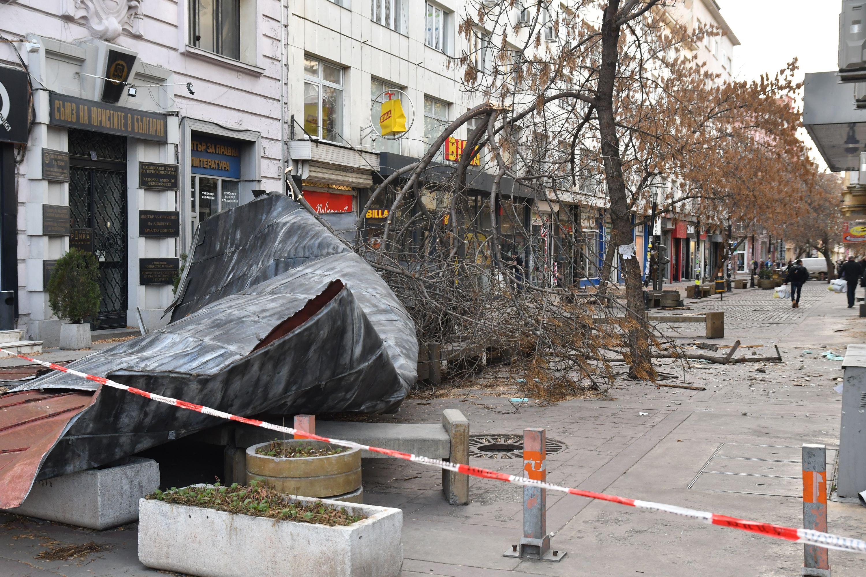 Като по чудо няма пострадали от падналия покрив на ул. ”Пиротска” в София