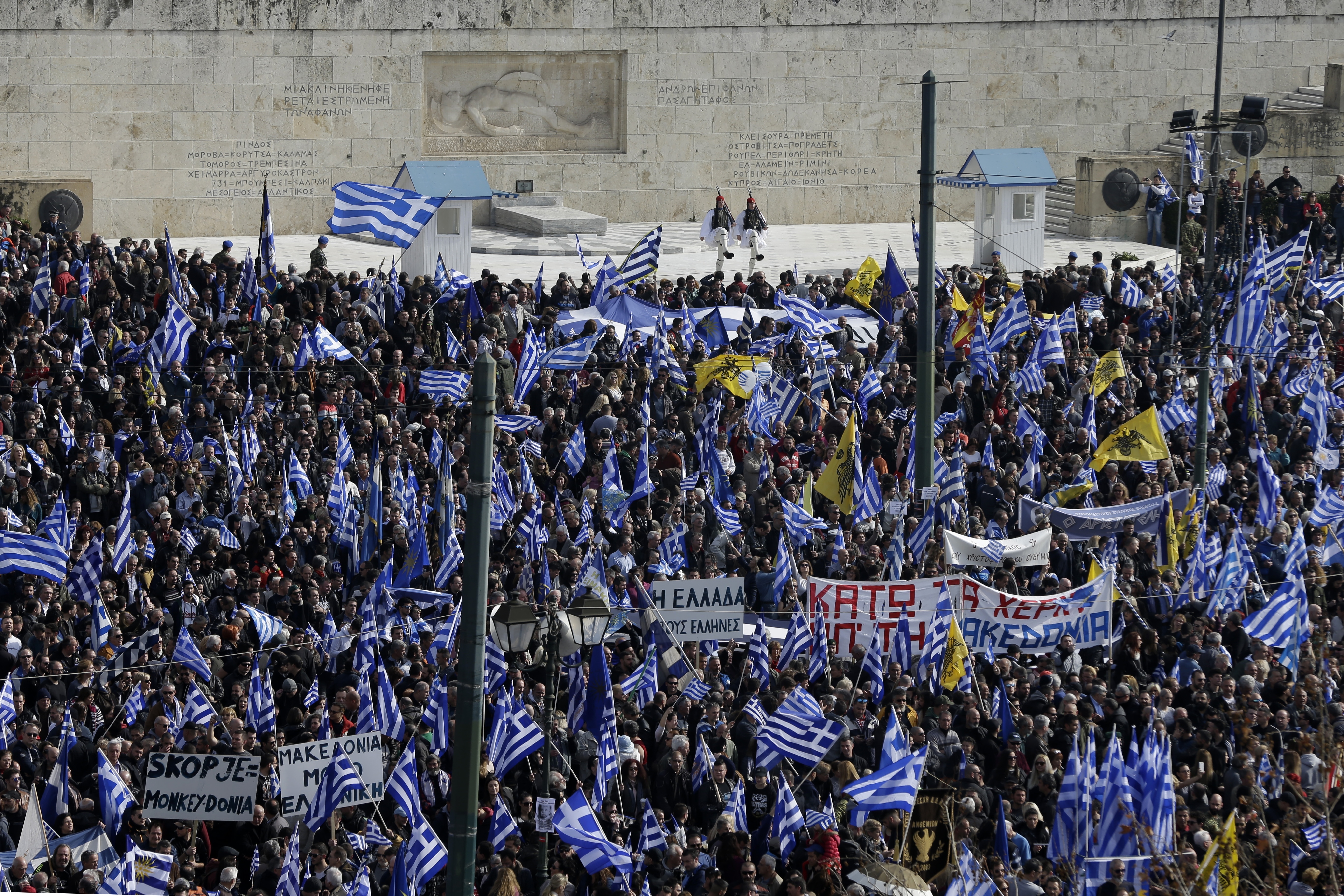 Море от гръцки знамена залива площада на протеста в Атина