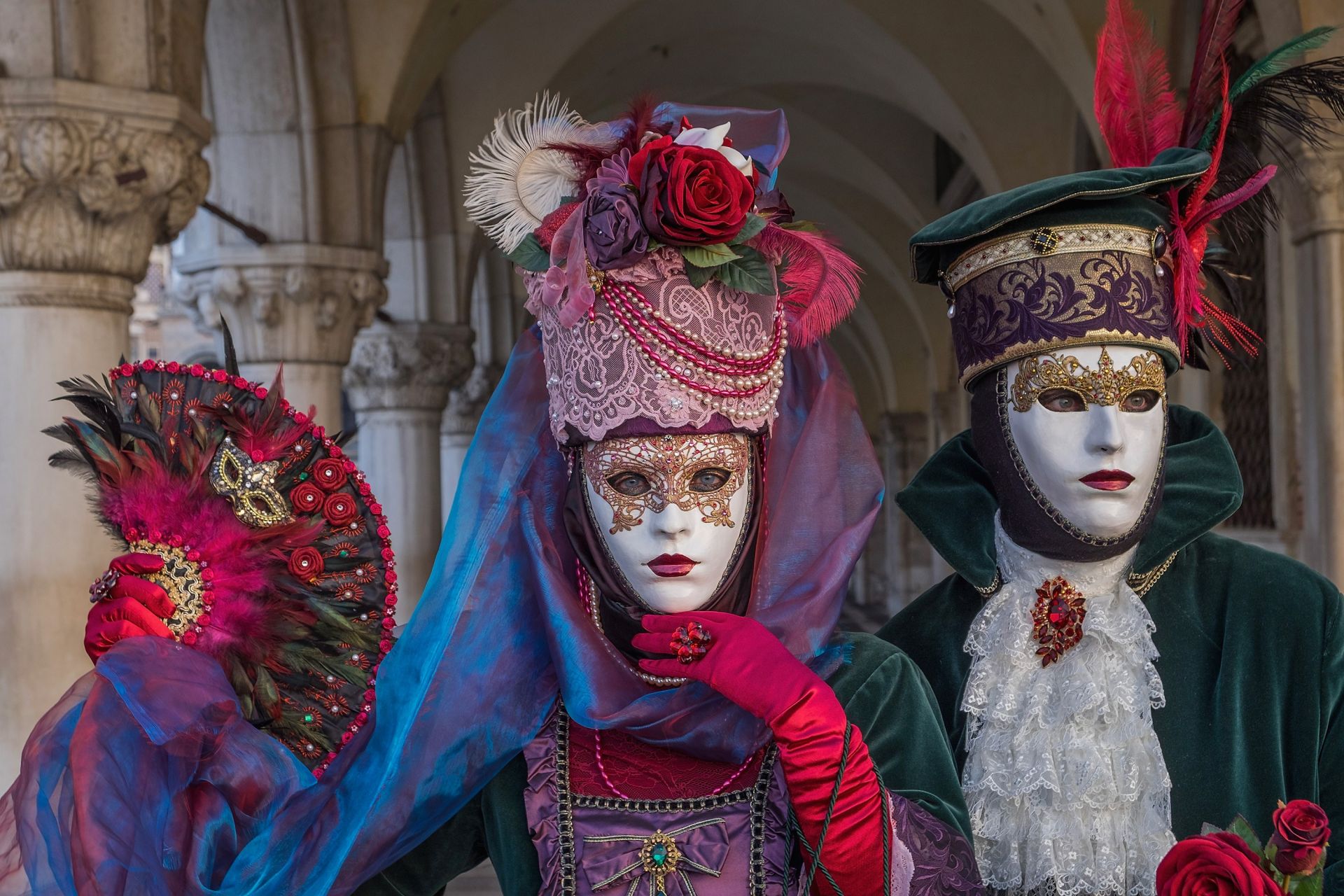 Одевали карнавал. Венецианский карнавал Карло Гольдони. Маскарад в Испании. Венецианский карнавал маски. Педролино Венецианский карнавал.