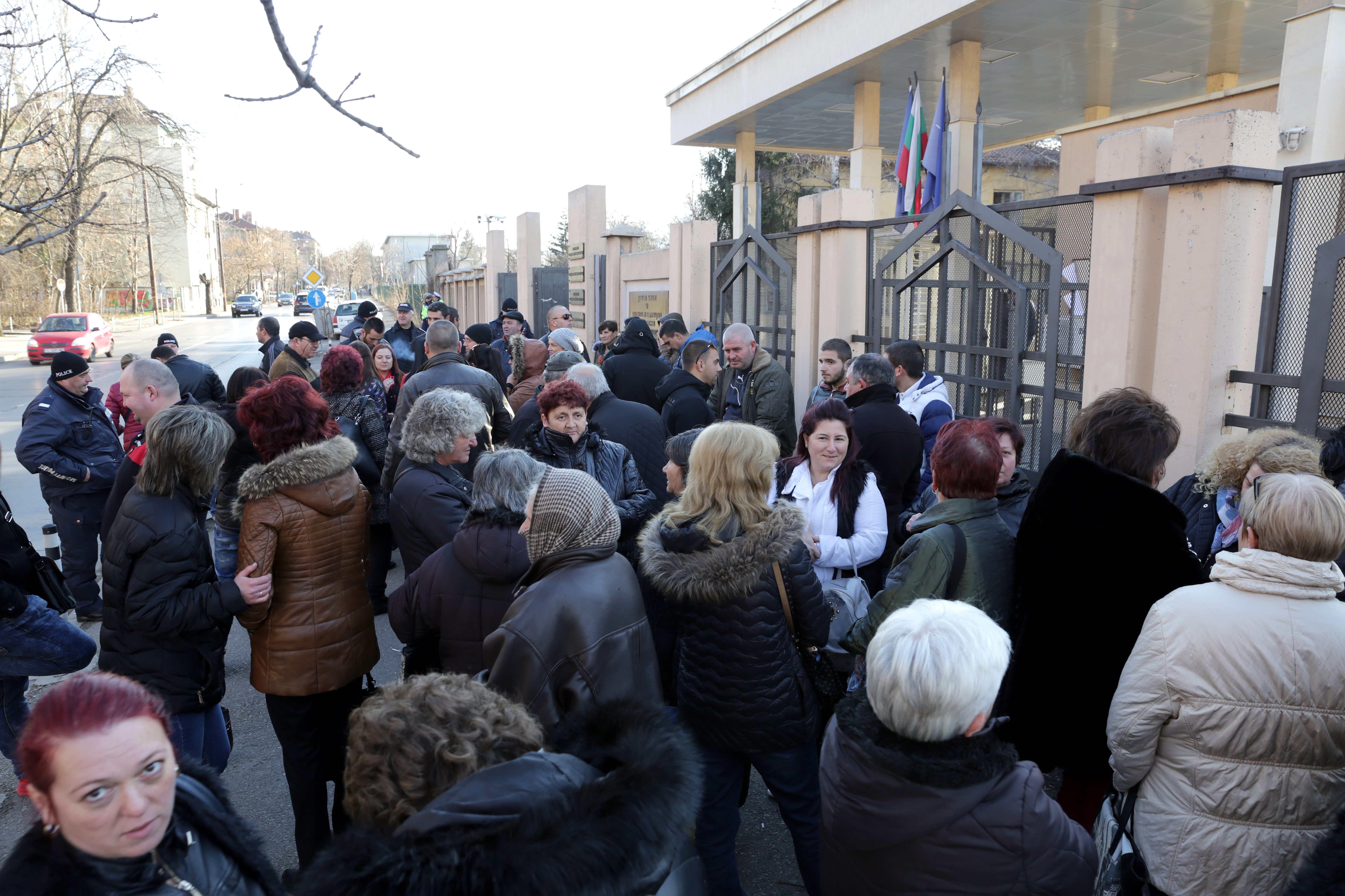 Десетки жители на Септември дойдоха пред Спецсъда в София, за да защитят кмета си