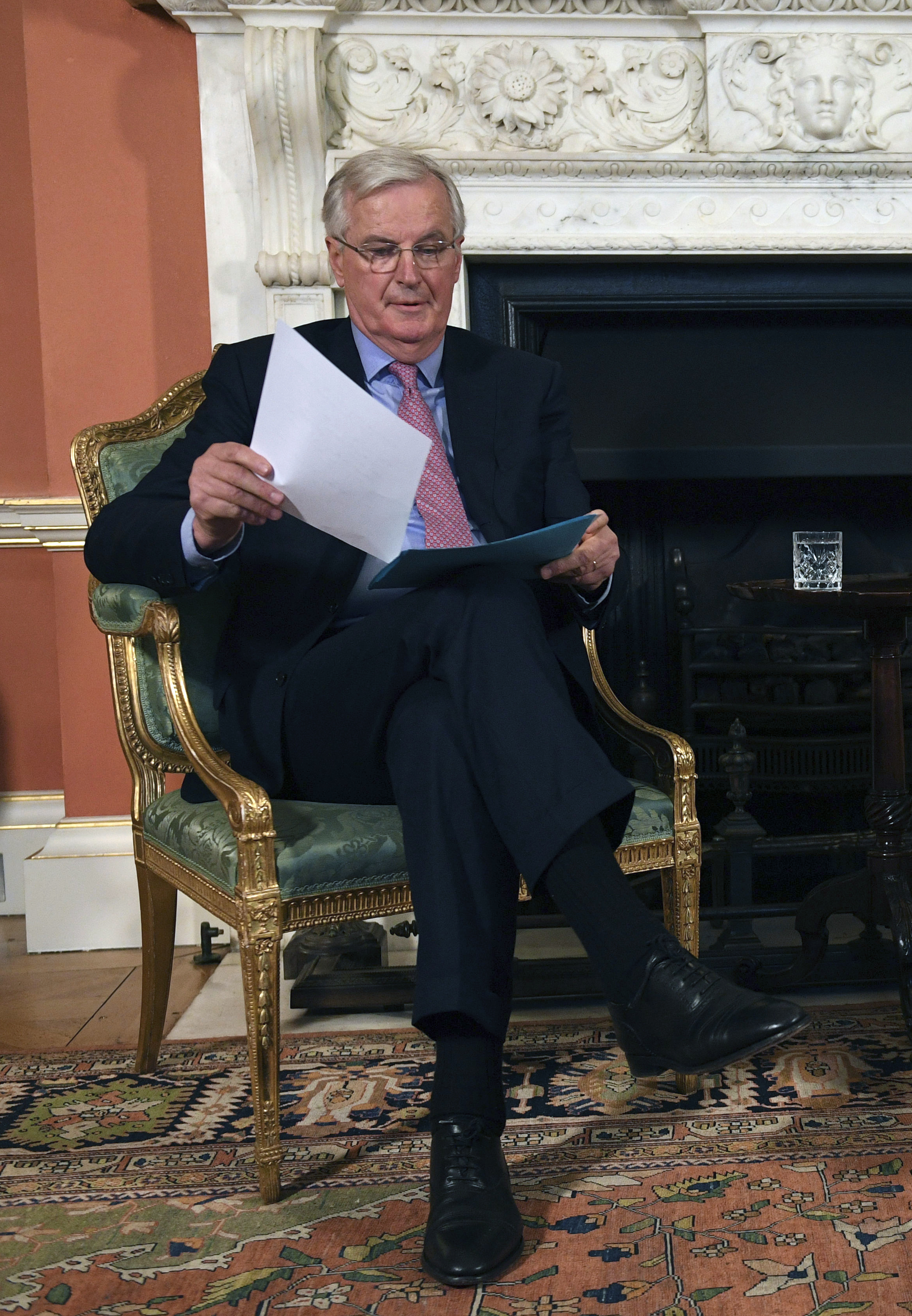 Мишел Барние разглежда документи насред преговорите си с Дейвид Дейвис:
