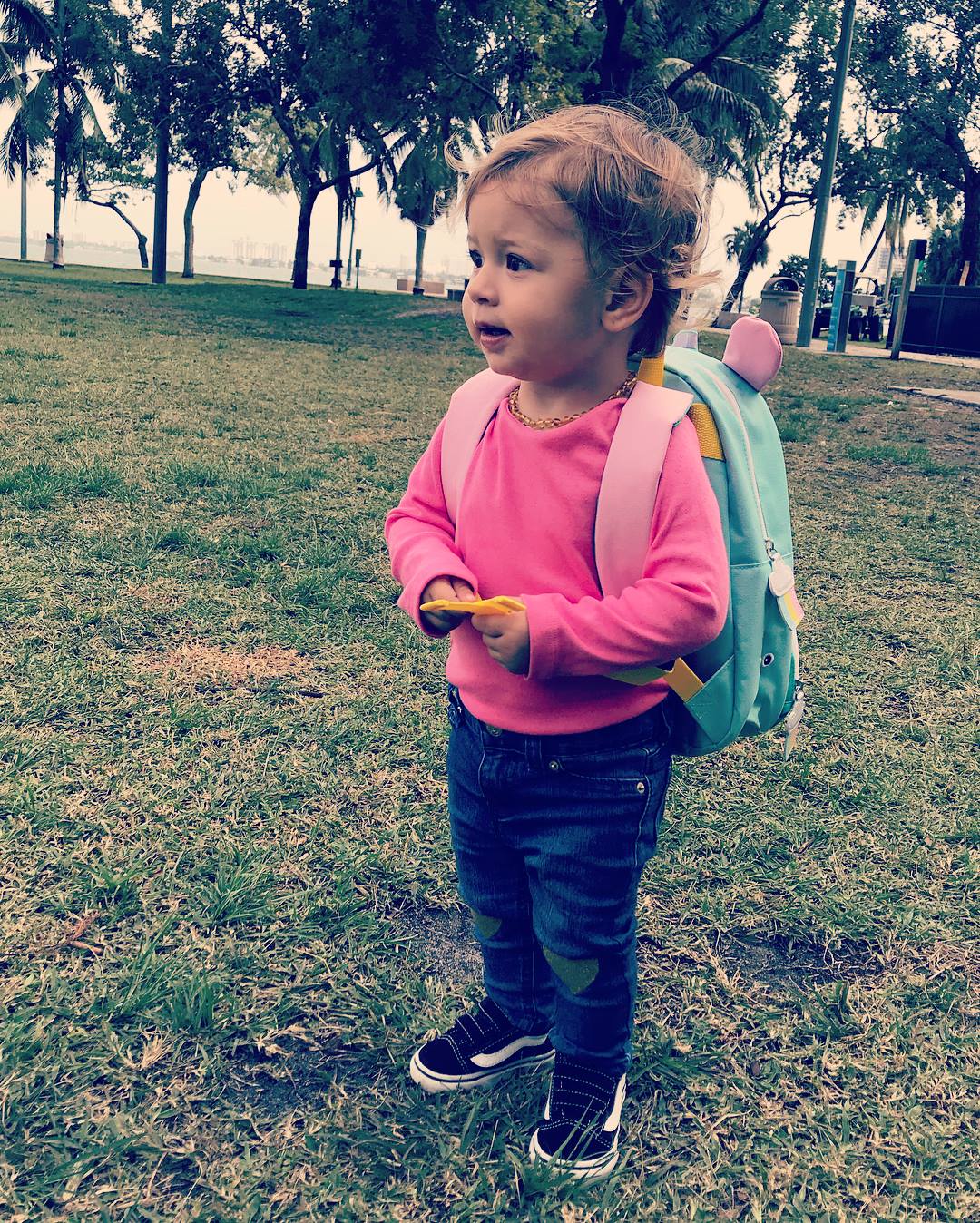 Миа тренира да носи раницата си за детската градина