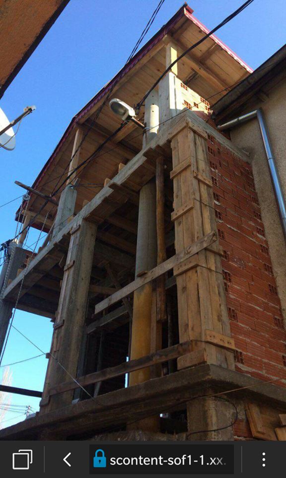 В Пловдив вградиха уличен стълб в къща