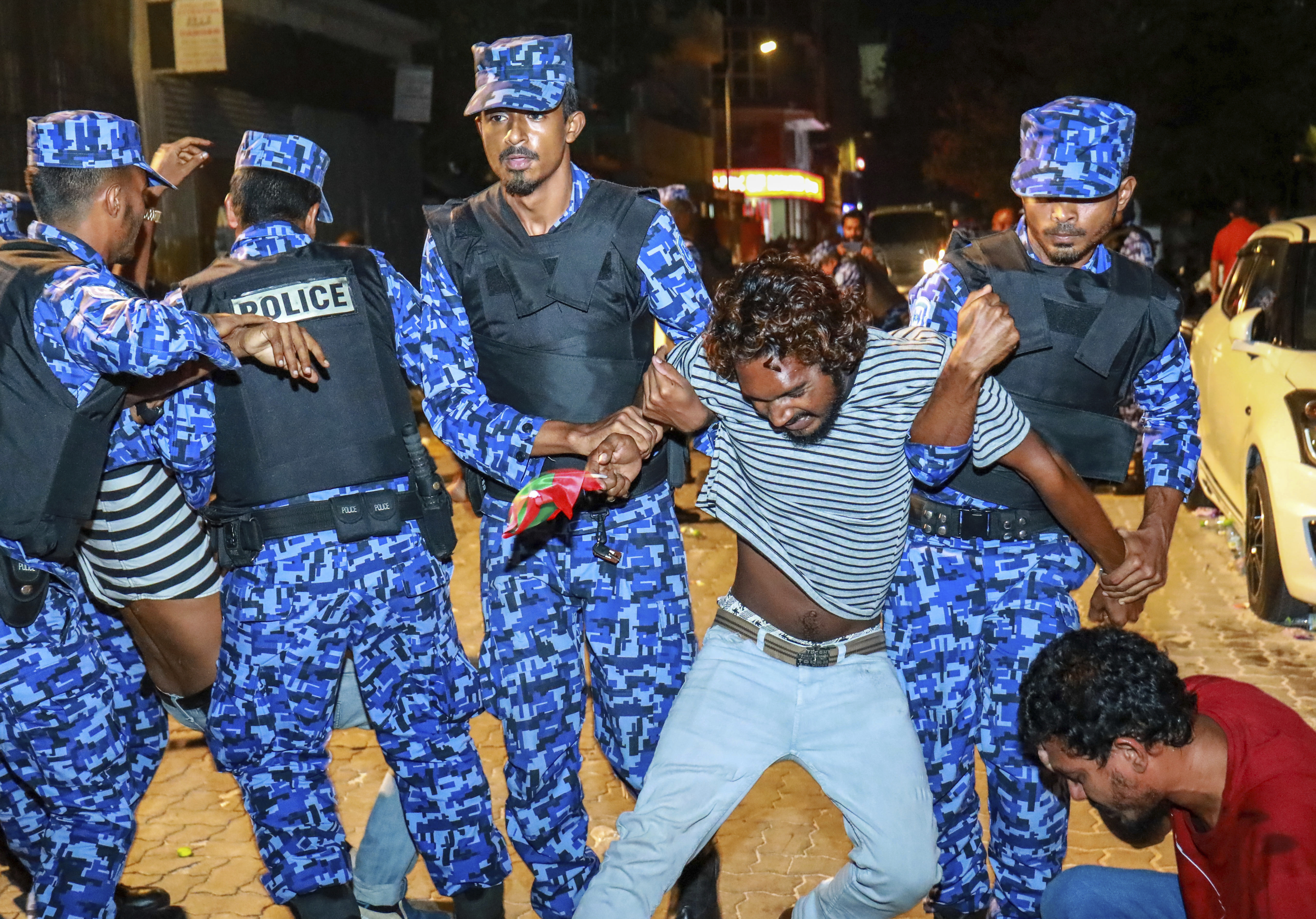 Преврат на Малдивите, арести на съдии и отстранен президент