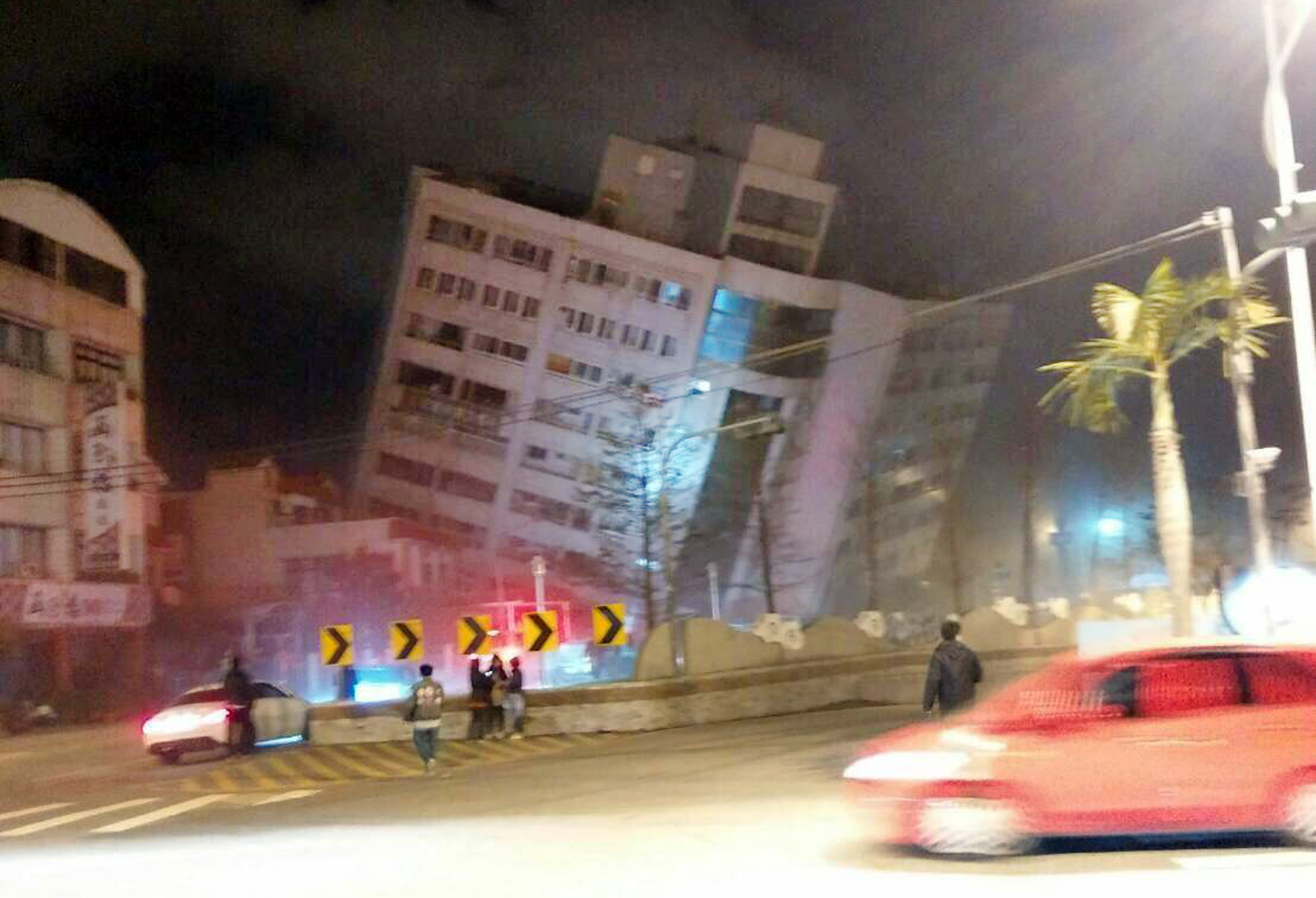 Мощен трус взе жертви и срути хотел в Тайван (обновена)