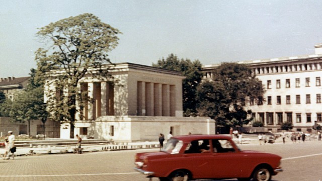 Мавзолеят е построен за 6 дни през 1949 г., след като умира Георги Димитров