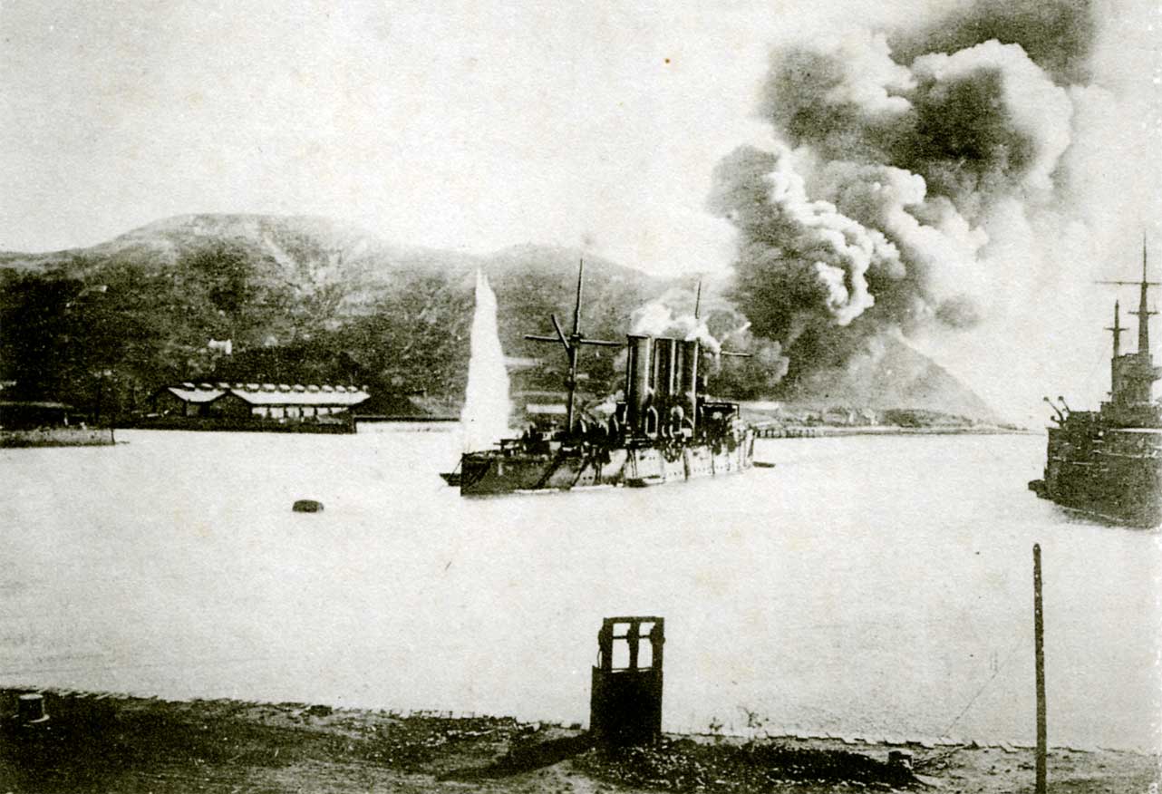 Крайцерът ”Палада“ под обстрел в пристанището на Порт Артур