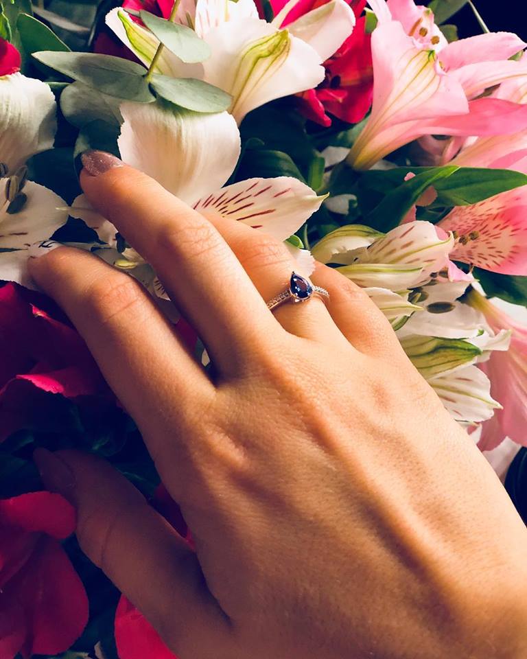 Поли Генова показа годежен пръстен