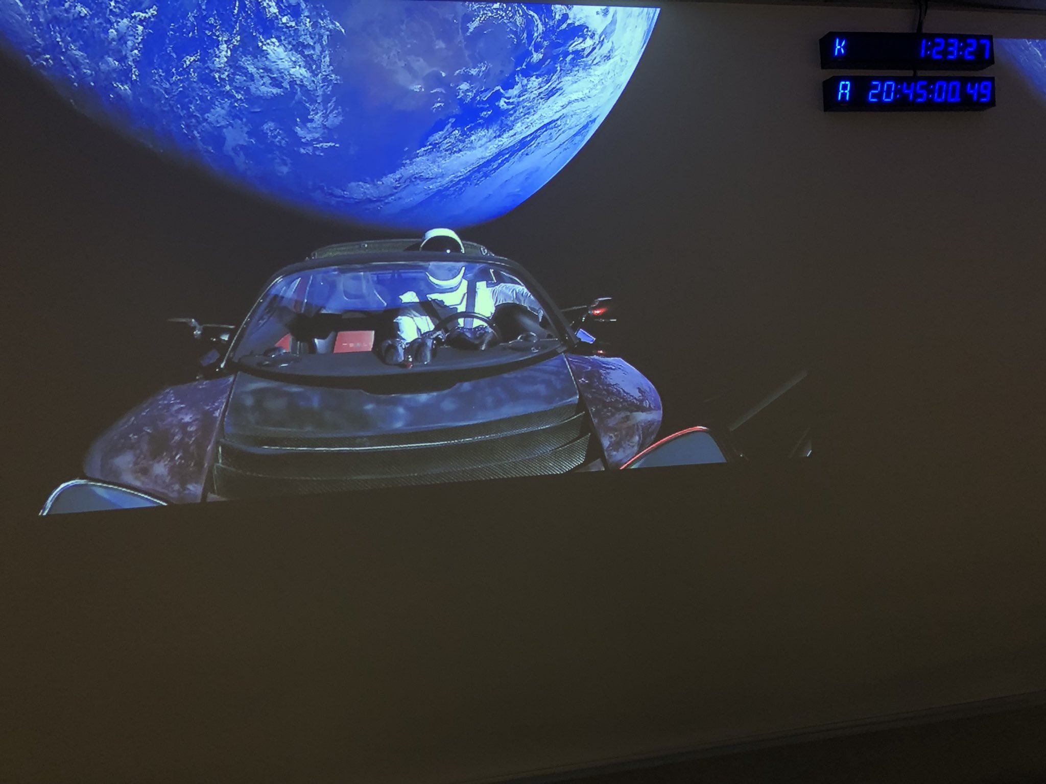 Червеният автомобил на Илон Мъск се е насочил към астероидния пояс отвъд Марс