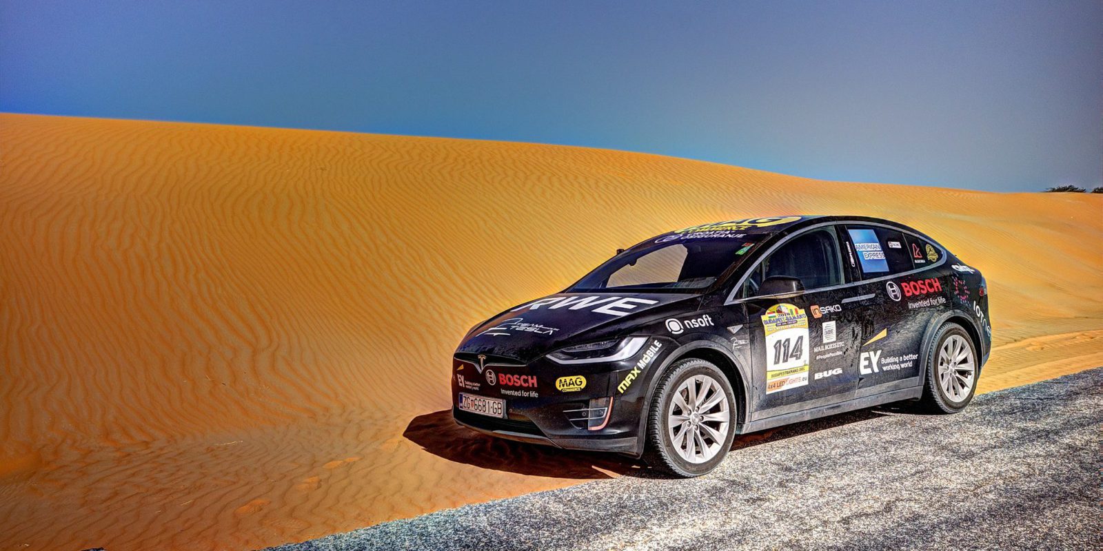 Tesla Model X покори Сахара