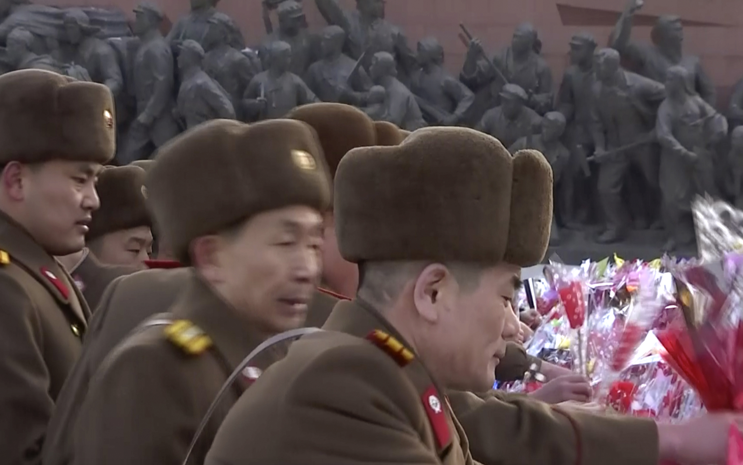 Военни оставят цветя пред гигантските статуи на Ким Ил Сюнг и Ким Чен Ир в Мансу Хил в централен Пхенян