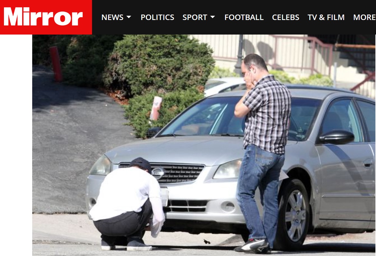 Брад Пит разглежда щетите по една от колите, участвала в катастрофата