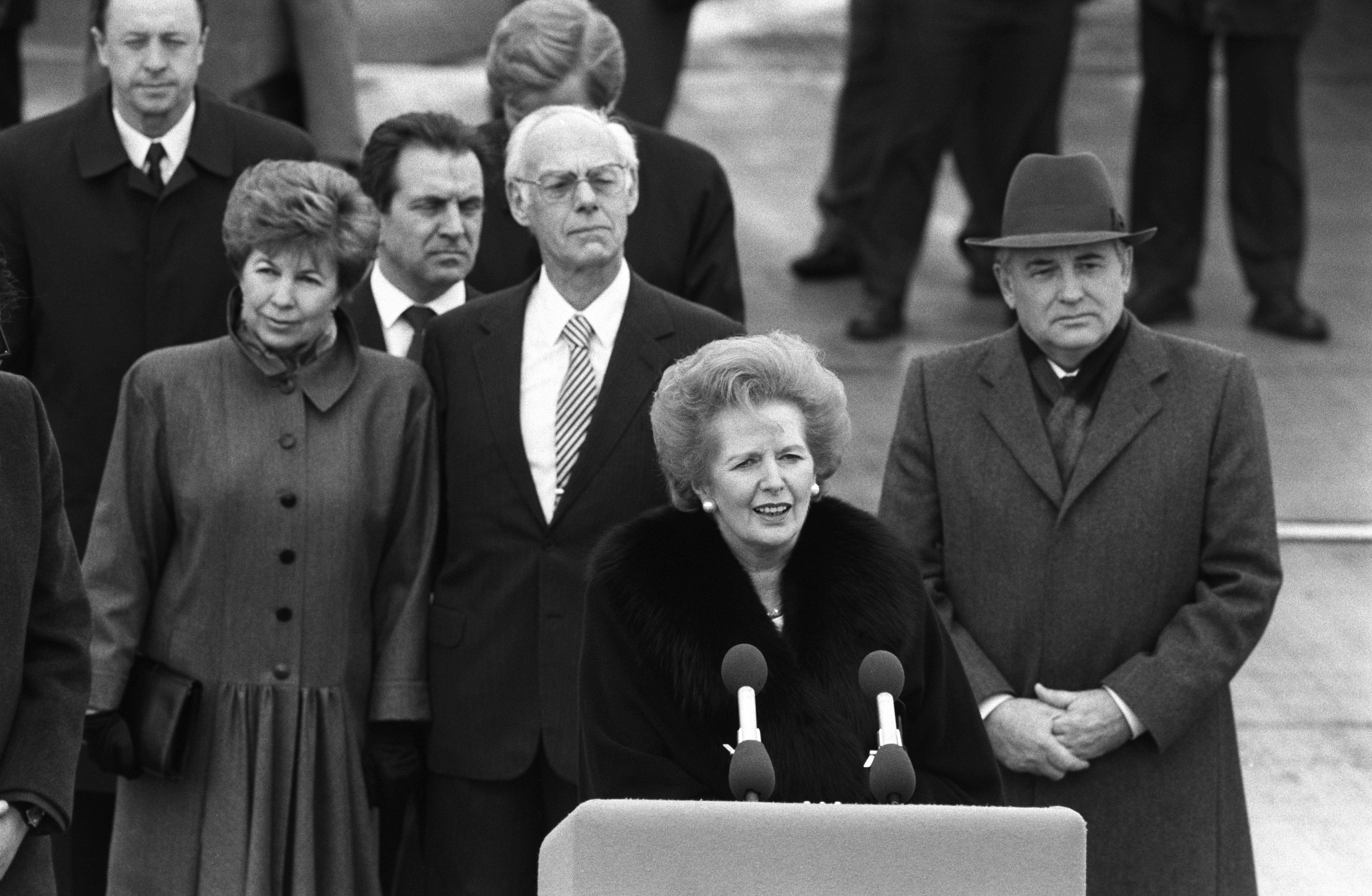 С Желязната лейди (вляво е съпругата на Горбачов Раиса)