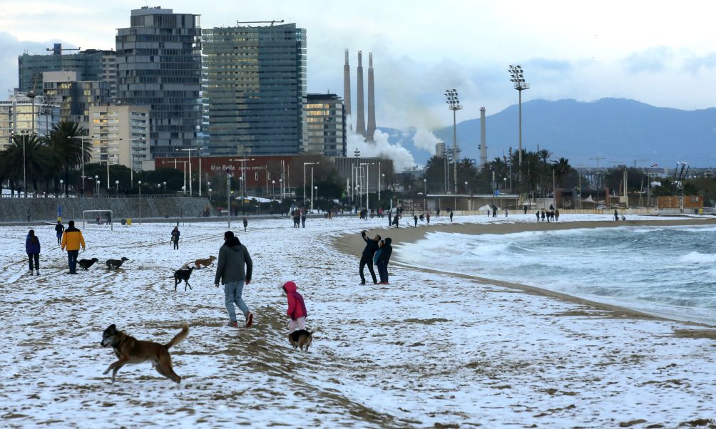 Сняг покри (за кратко) плажа в Барселона