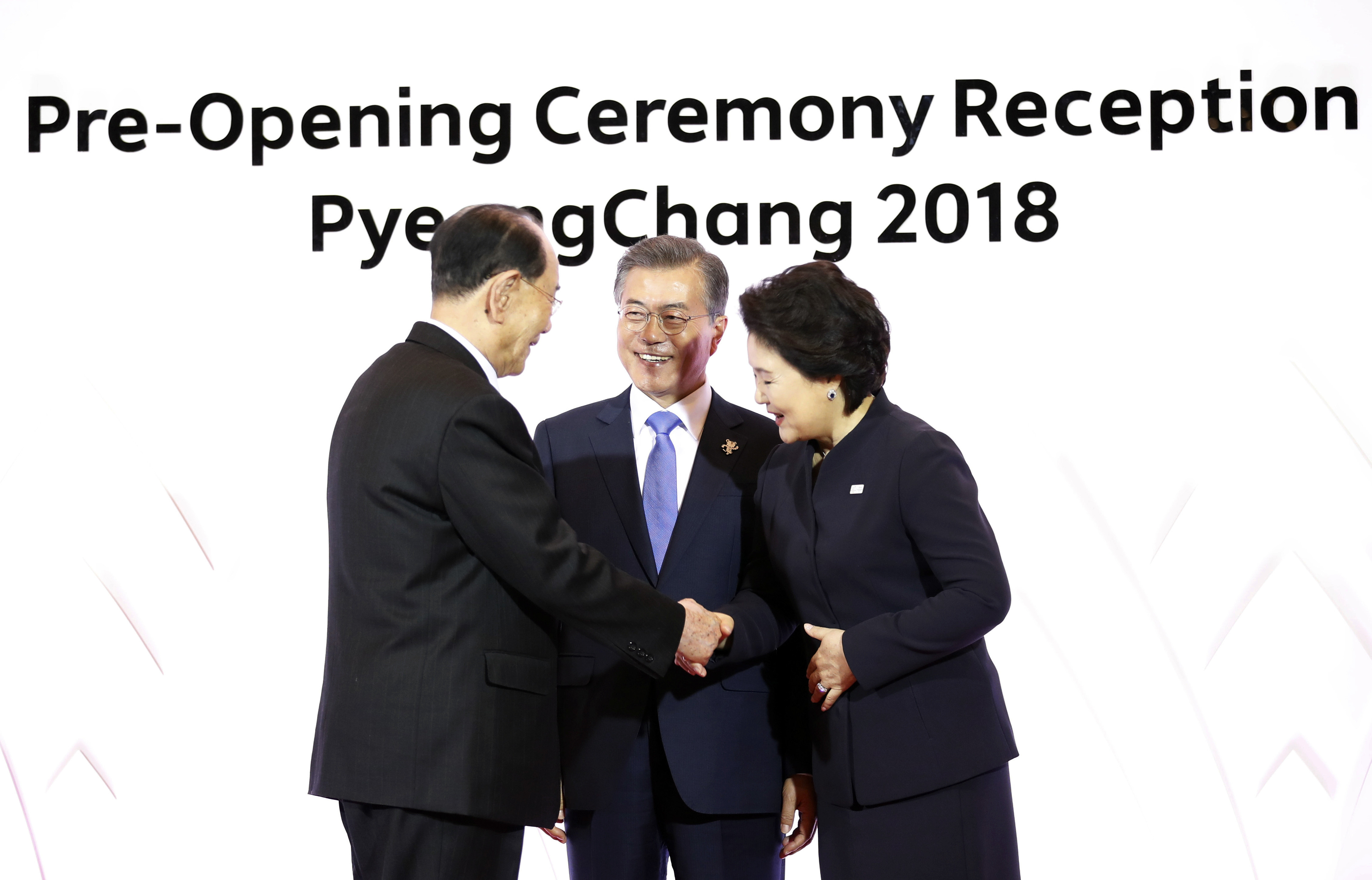 Южнокорейския президент Мун Дже-ин (в средата) и съпругата му се ръкуват с Ким Йон-нан