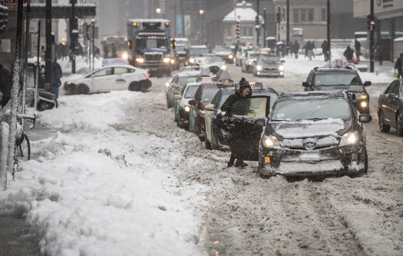 Лед и сняг покриха пътищата в Чикаго
