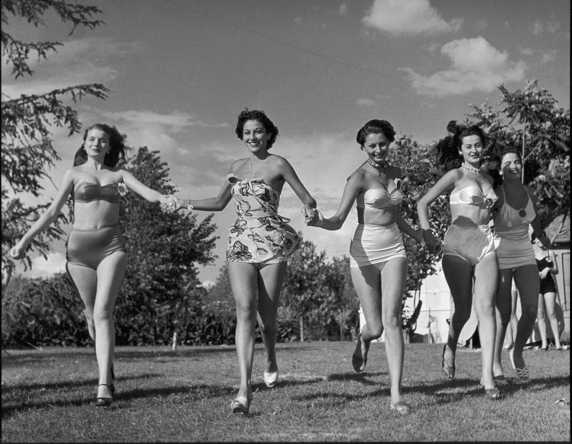 София Лорен (третата отляво) на с конкурентки от ”Мис Италия” 1950