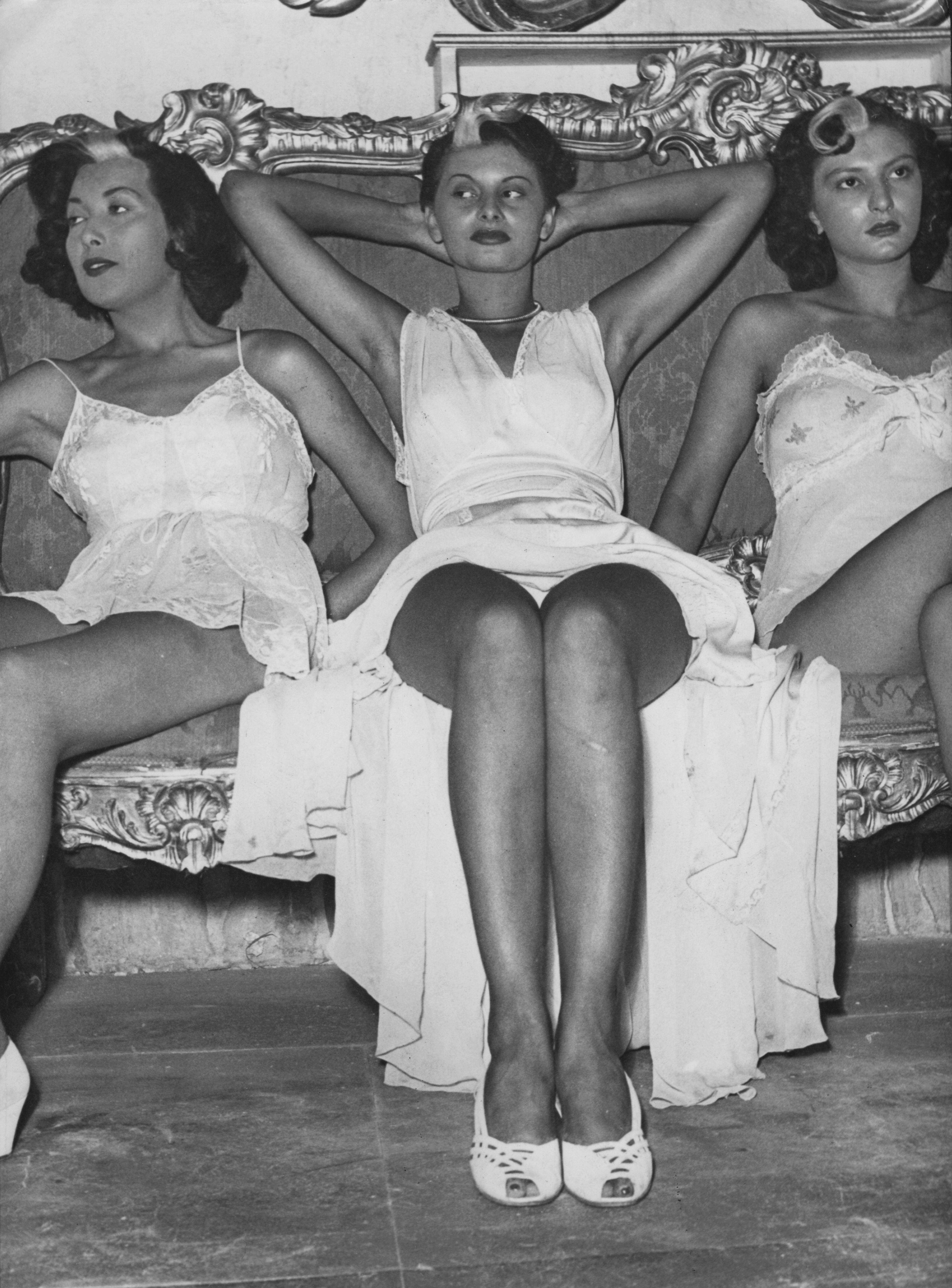 София Лорен (в средата) на снимките на ”Фигаро тук, Фигаро там” (1950)