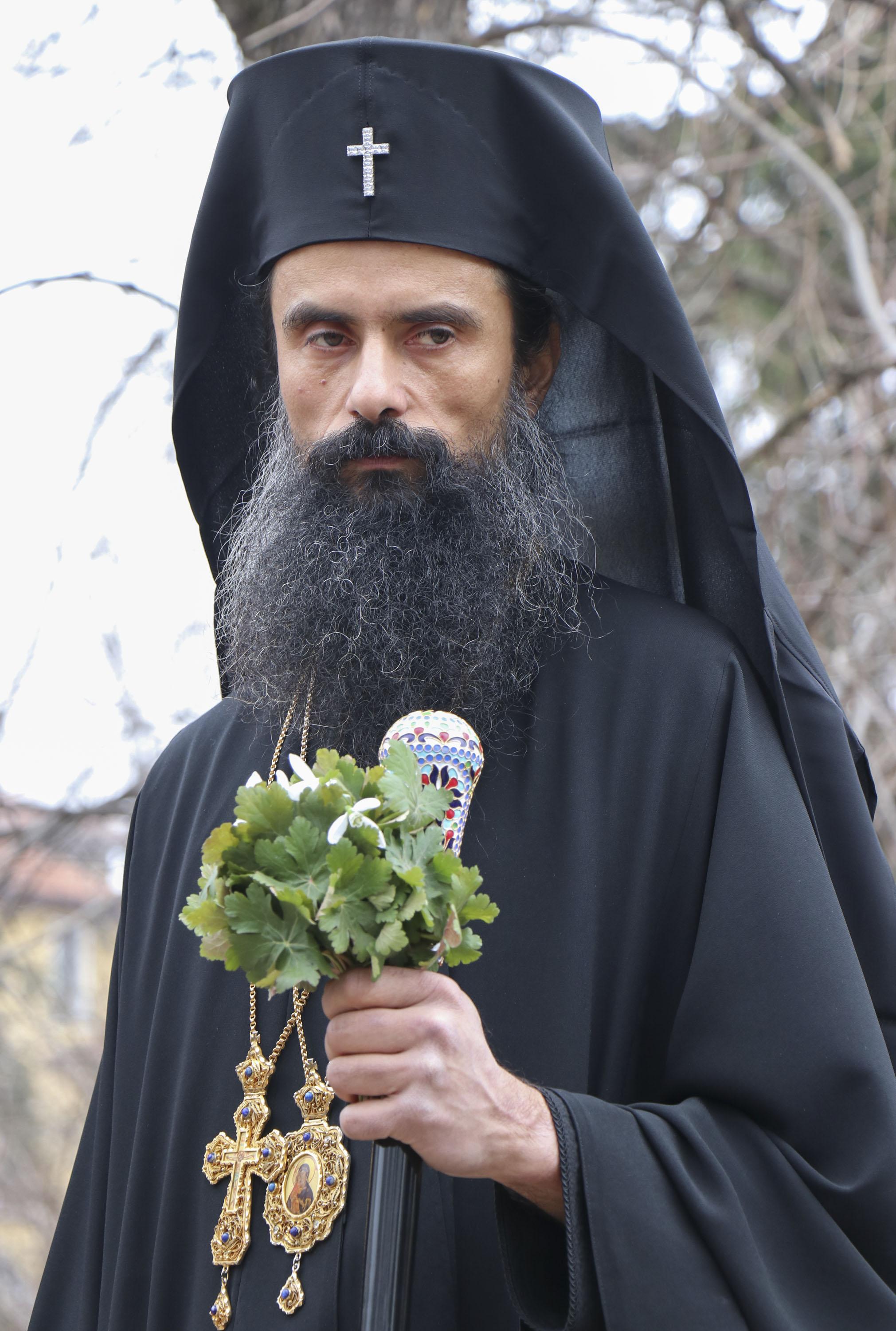 Протестиращи посрещнаха новия митрополит Данаил