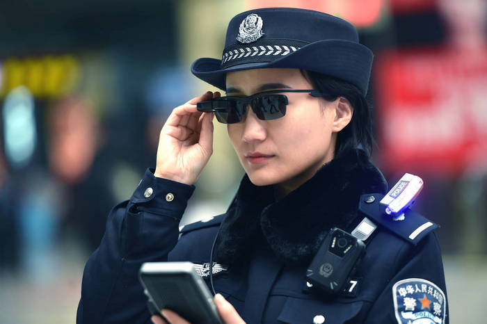 Китайските полицаи ще могат бързо да разпознават хора и да следят тяхното придвижване