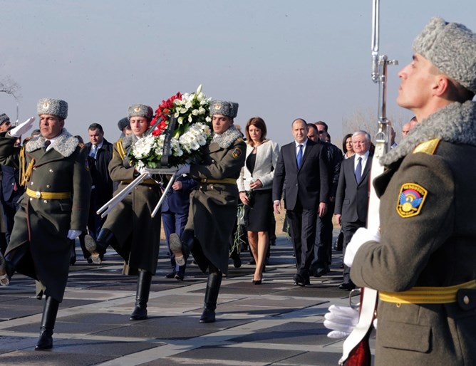 Президентът пристигна в Ереван със съпругата си Десислава Радева