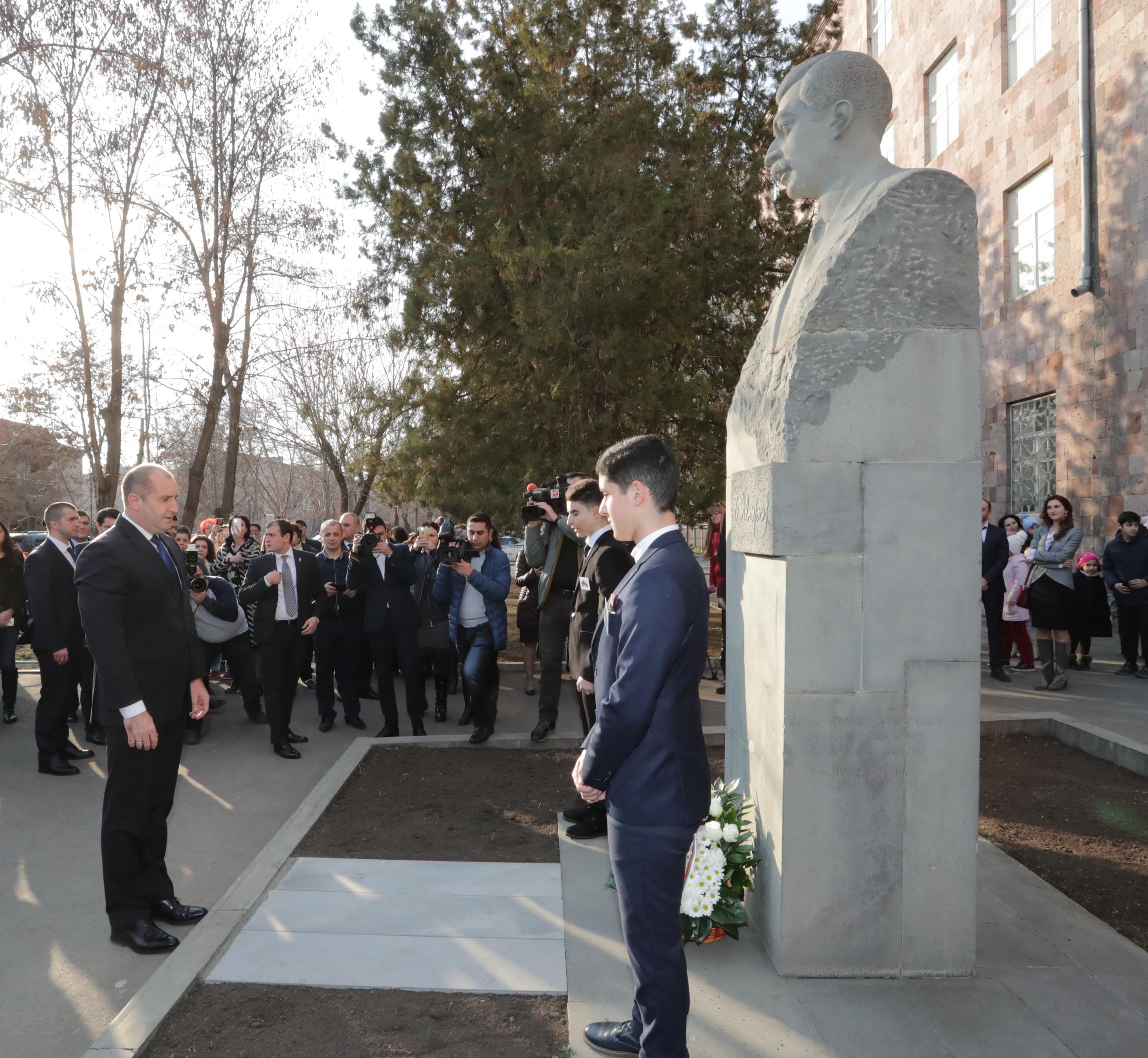 Румен Радев пред паметника на Пейо Яворов в едноименното 131-во основно училище в Ереван