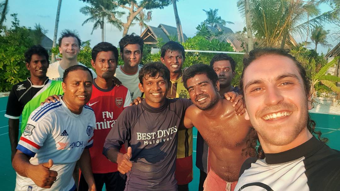 Бебо Халваджиян с малдивските си приятели