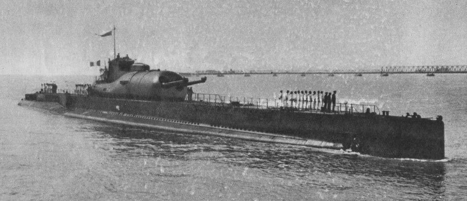 През 1942 г. загадъчно потъва френската подводница ”Сюркуф”l