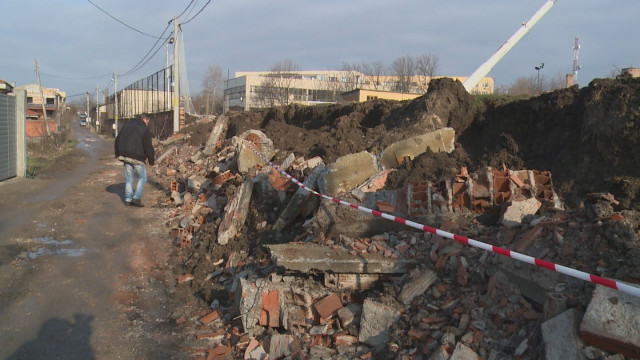 Триметрова ограда на строителната гимназия в Хасково падна и затрупа улицата