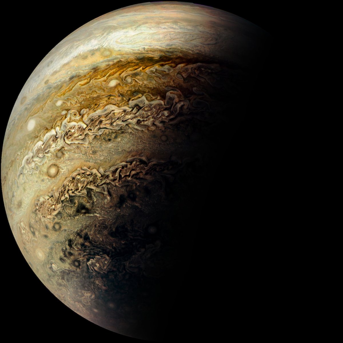 Нови впечатляващи снимки от Юпитер