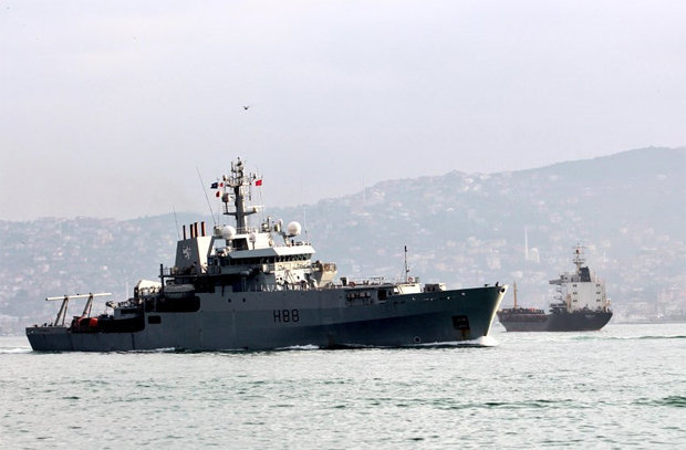 Британски военен кораб в Босфора