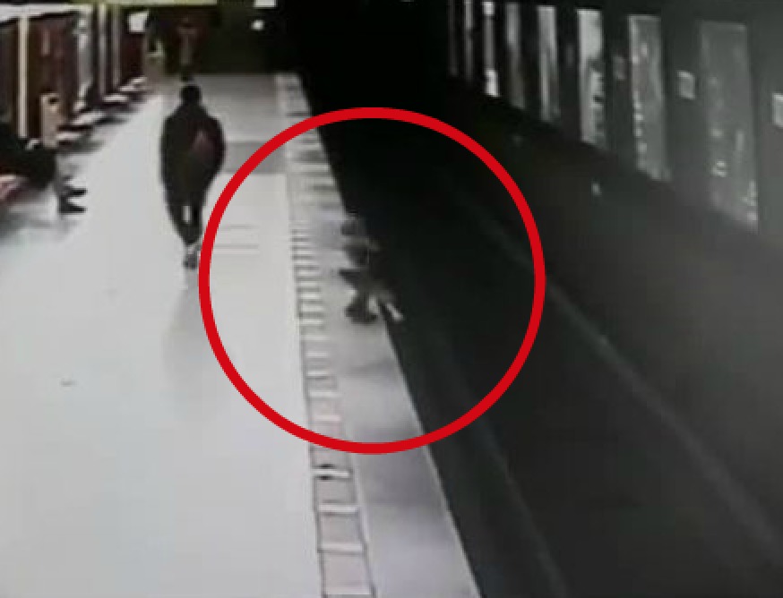 Младеж спаси дете, паднало на релсите на метро