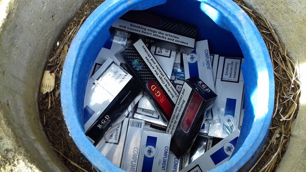 Откриха 1363 кутии контрабандни цигари във вкопани бидони