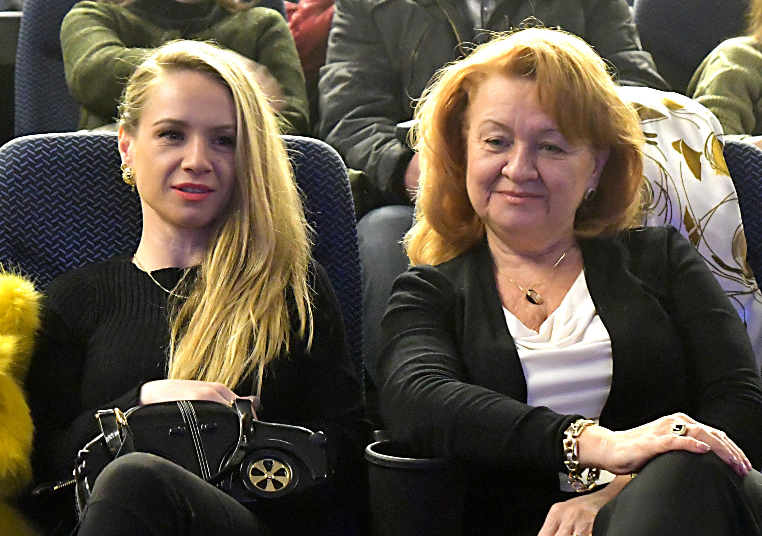 Лора Караджова с майка си Марияна Караджова на ”тайния концерт” на ”Сигнал”.