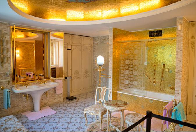 Златната баня в Двореца на пролетта