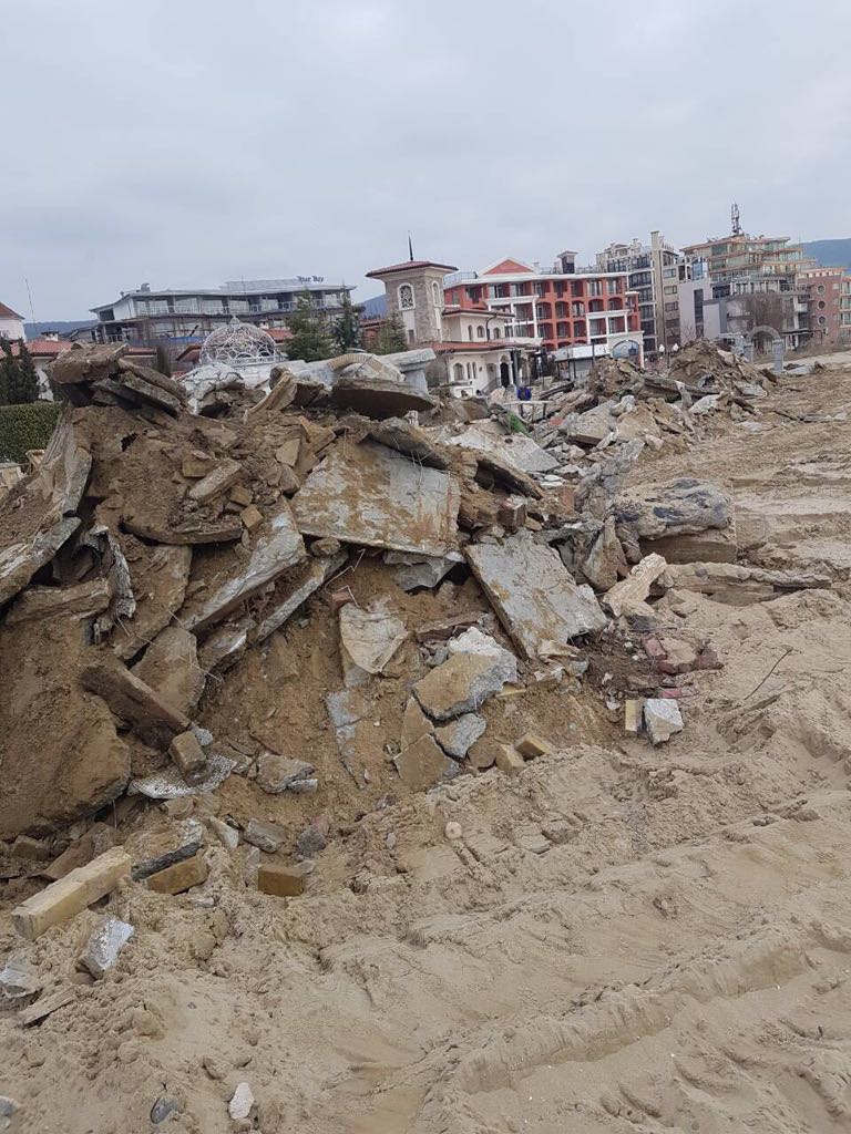 Багери разбиха бетона от игрище на плажа