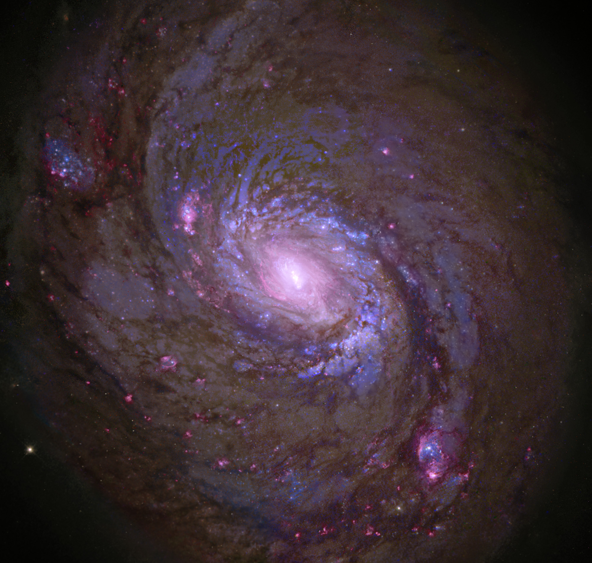 Супермасивна черна дупка поглъща галактика