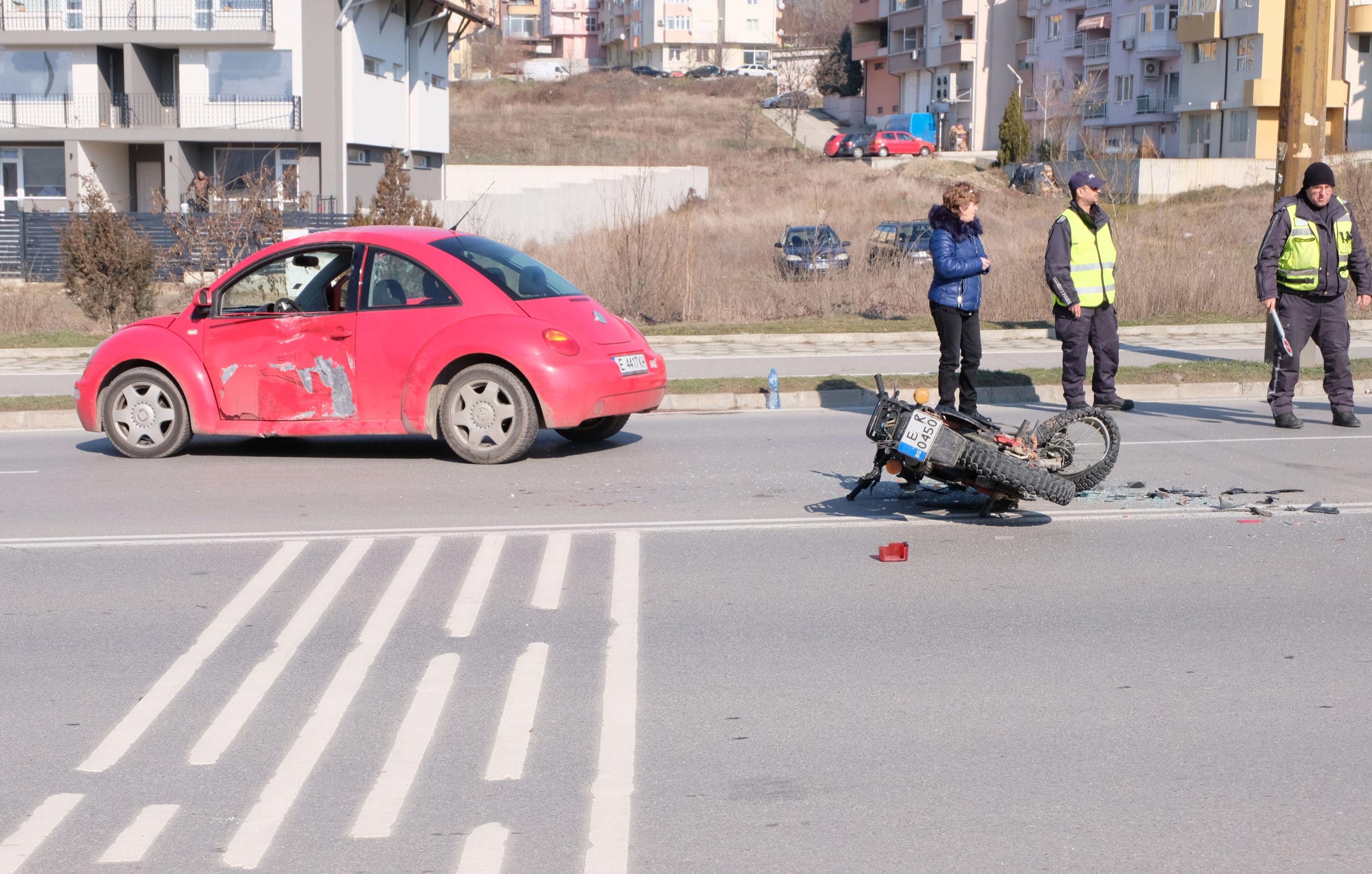 Катастрофа между мотор и ”Фолксваген Бийтъл” в Благоевград