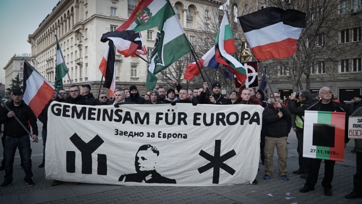 Надпис на български и немски: ”Заедно за Европа” на тазгодишния Луковмаршест