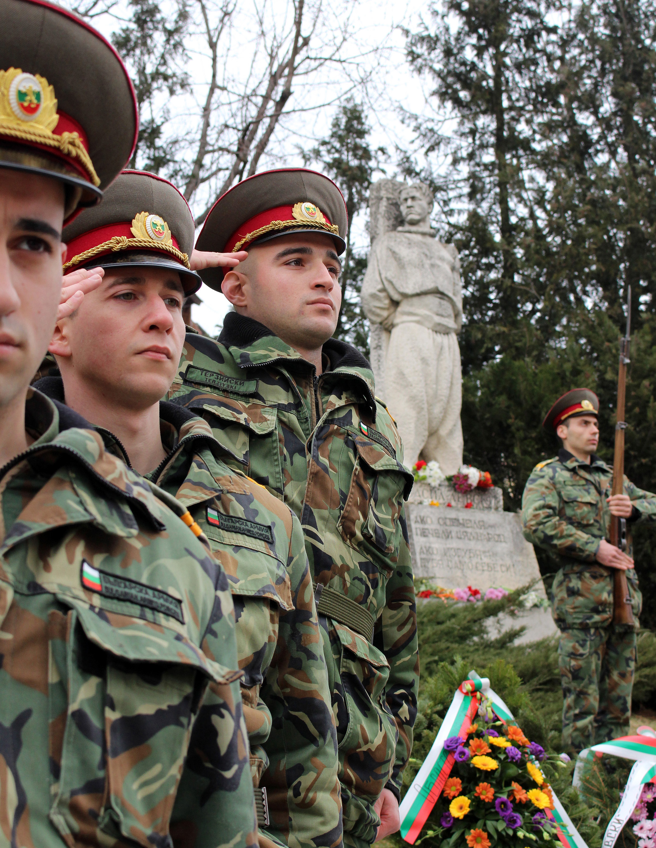 Във Велико Търново годишнината беше почетена с военен ритуал, поднасяне на венци и цветя пред паметника на Васил Левски