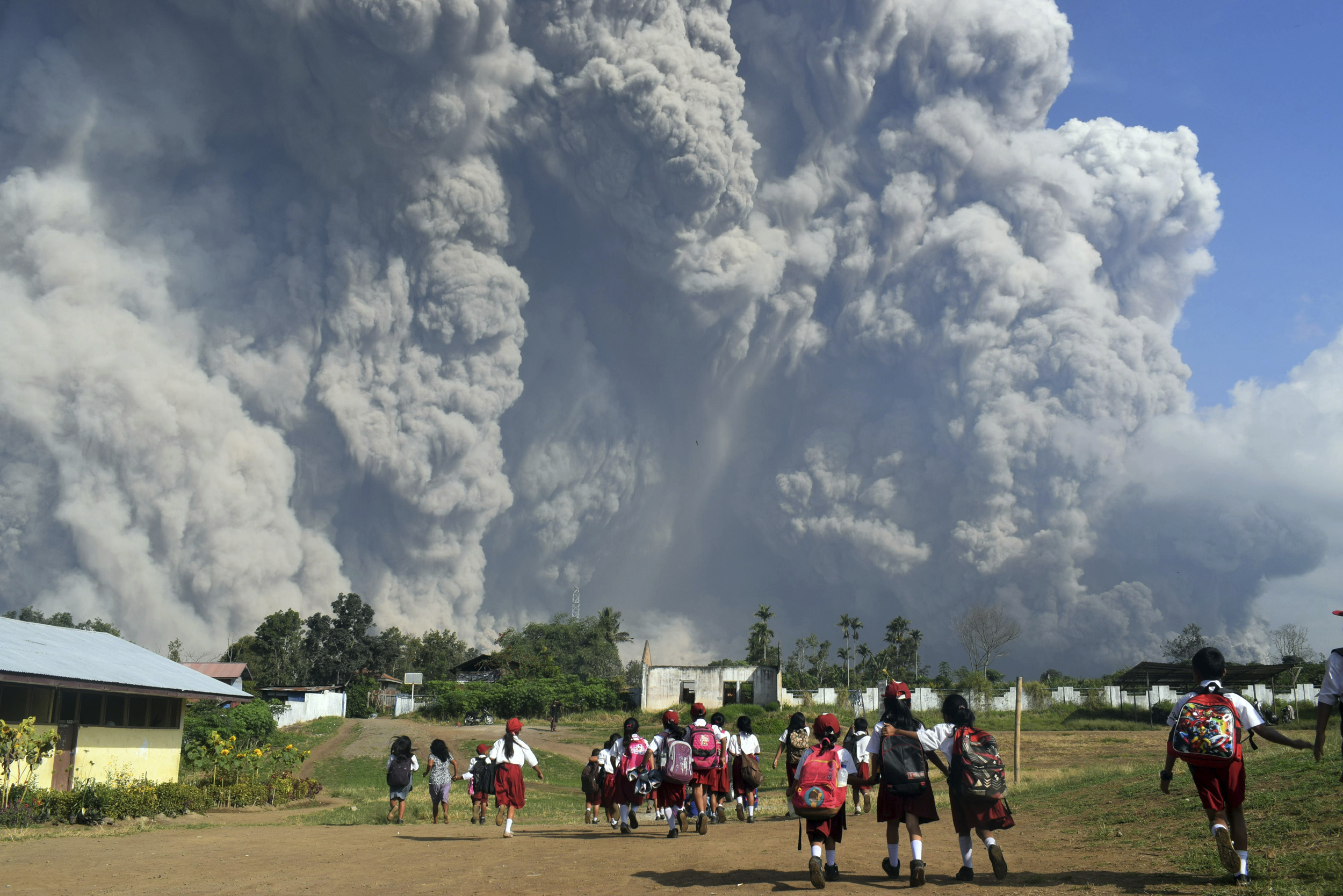 Вулканът Синабунг Индонезия изригна