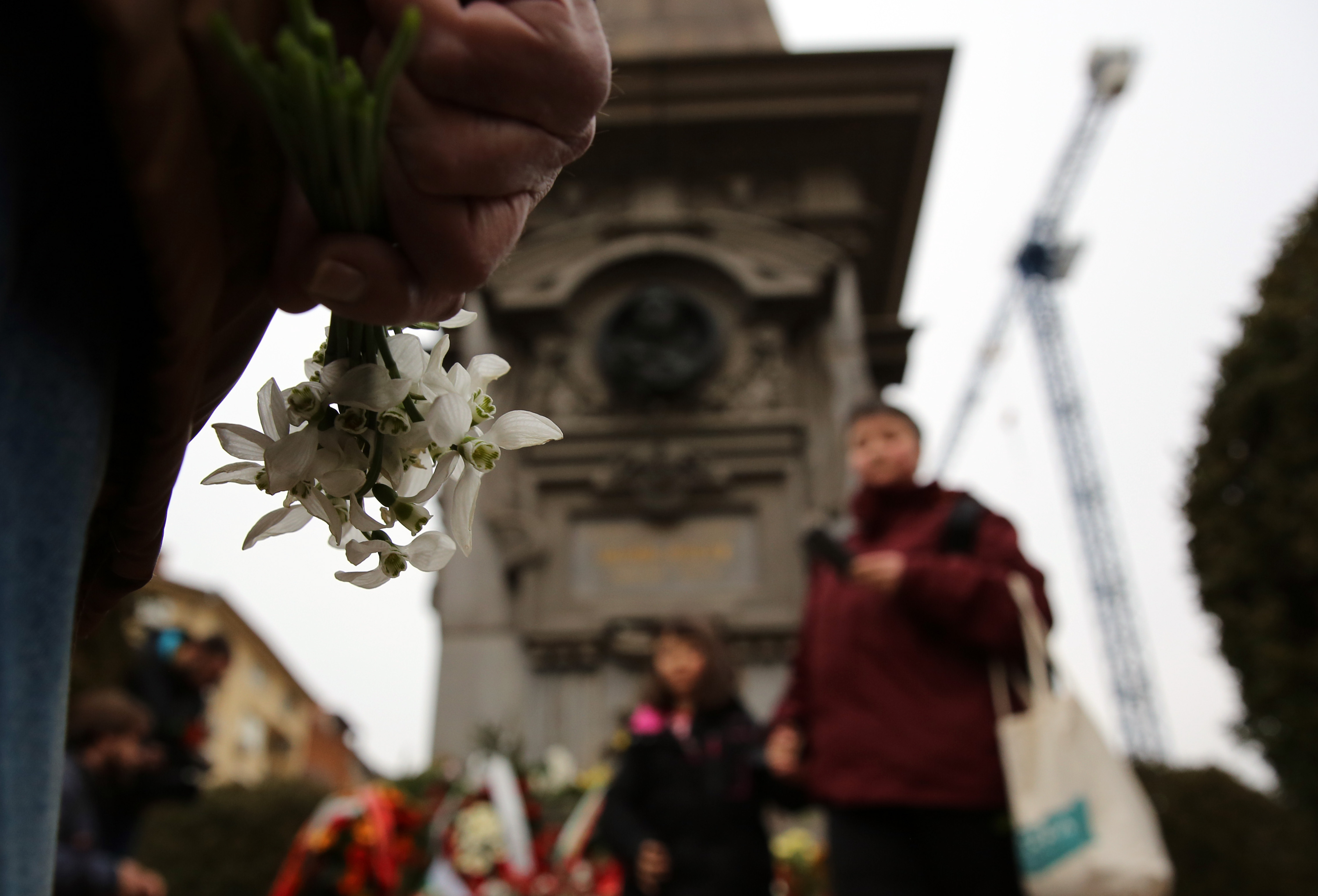 Стотици хора отрупаха с цветя паметника на Васил Левски в столицата