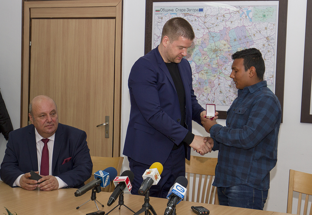 Кметът на Стара Загора Живко Тодоров връчи на Величко знак на общината за доблестни постъпки