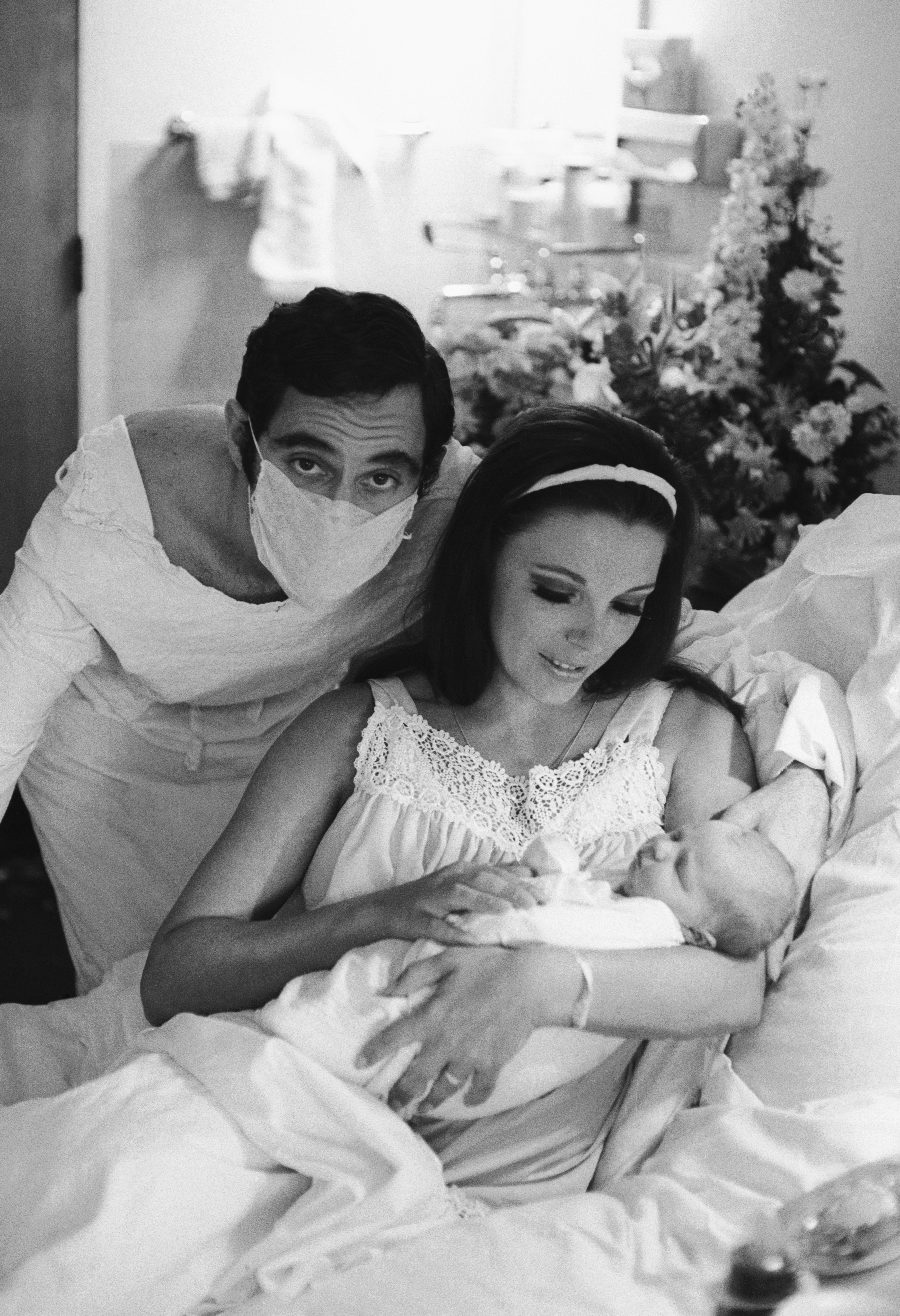Джоан Колинс и съпругът й Антъни Нюли след раждането на сина си Александър