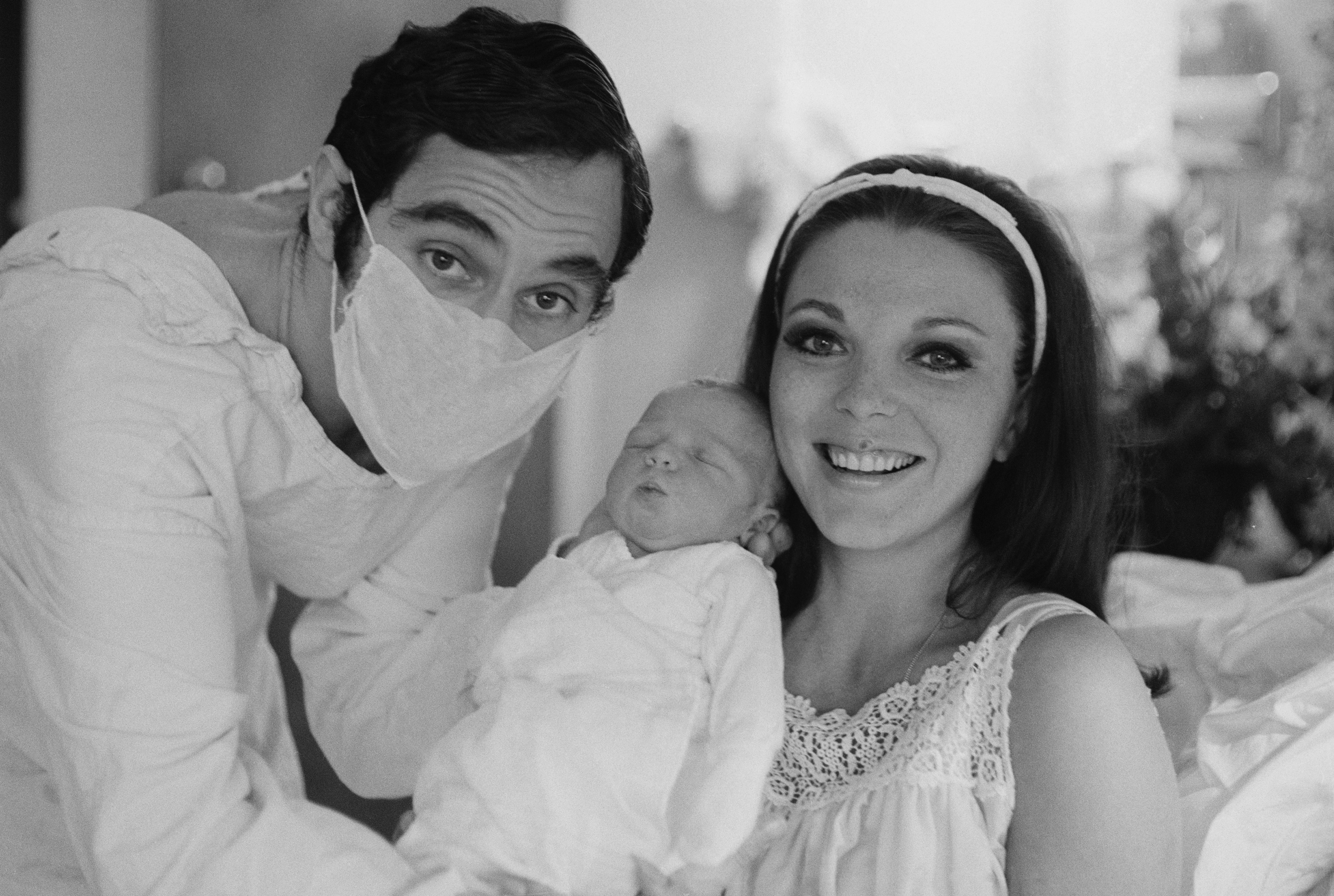 Джоан Колинс и съпругът й Антъни Нюли след раждането на сина си Александър