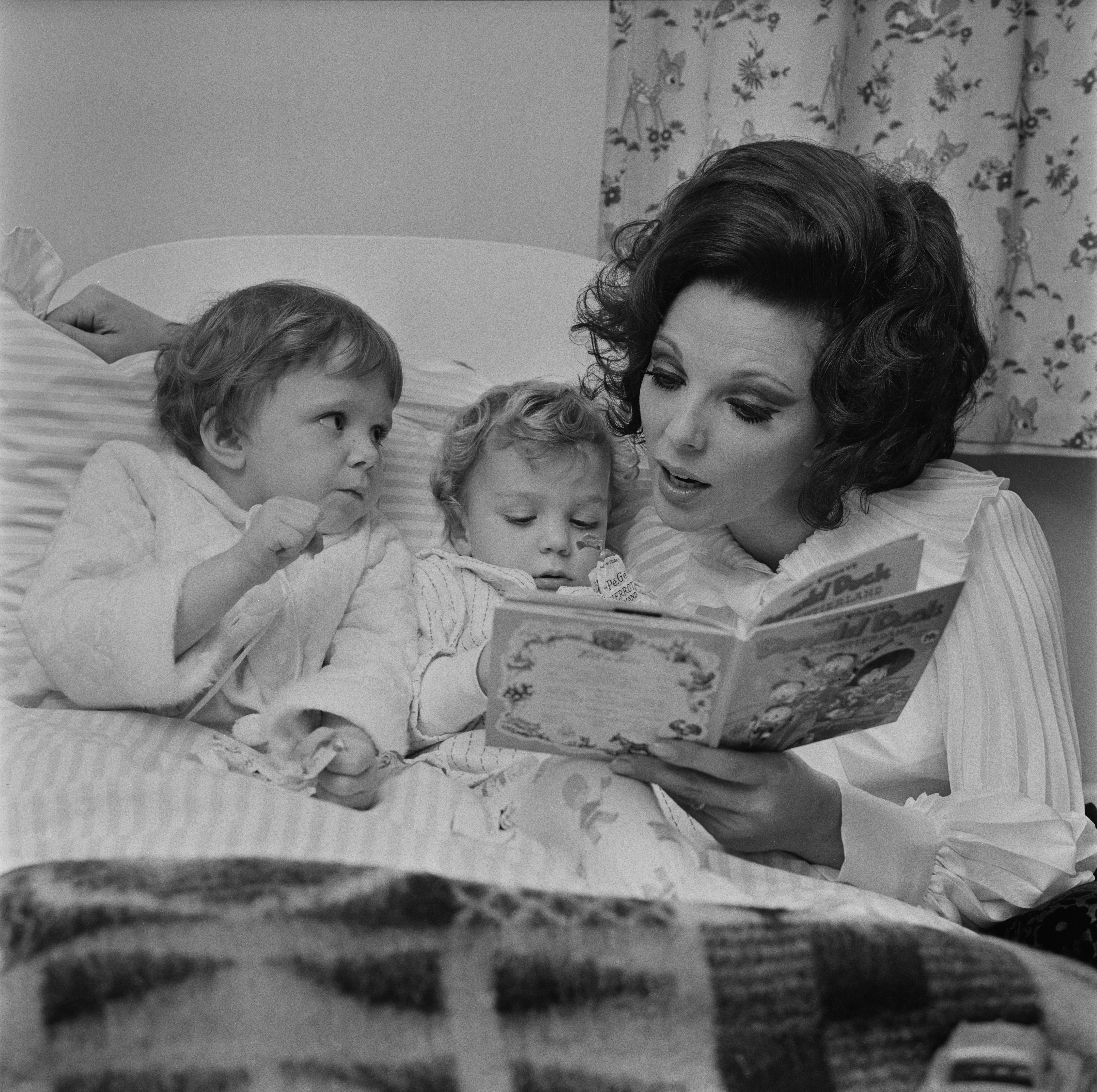 Джоан Колинс с децата си от Антъни Нюли (1967)