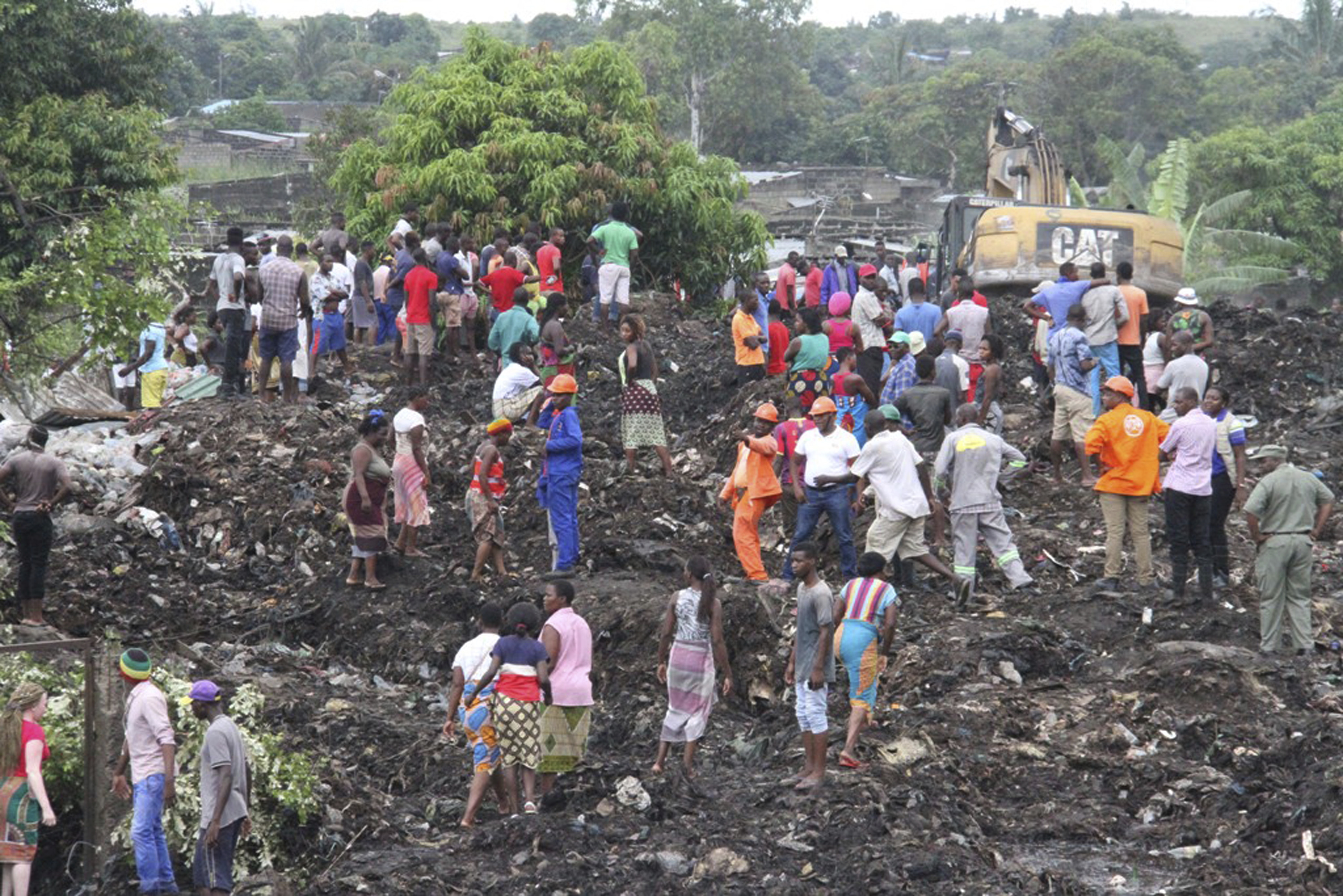 Огромно сметище погреба десетки в Мозамбик