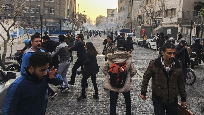 Дервиш се вряза с бус в група полицаи в Техеран