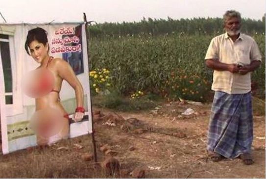 Фермер пази реколтата си с плакат